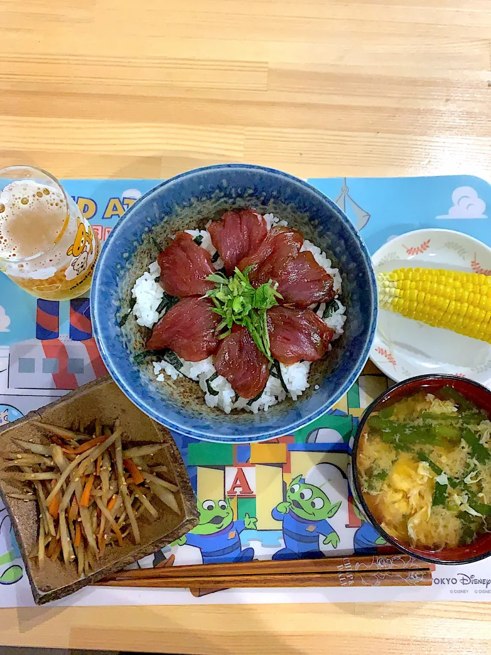 Snapdishの料理写真:・マグロの漬け丼　・ごぼうとにんじんのきんぴら　・お味噌汁　・茹でコーン|ぺろたんさん