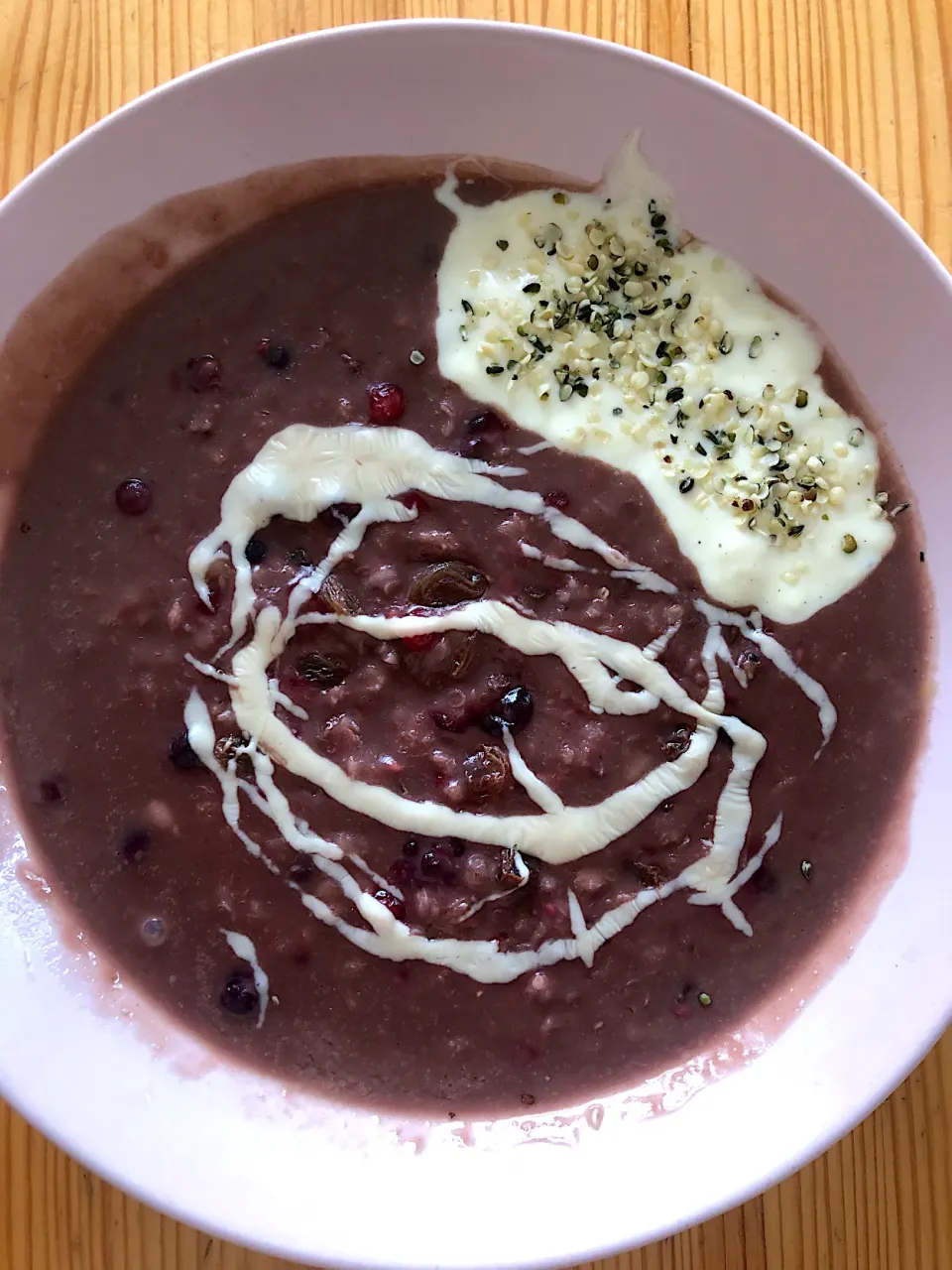 Chocolate and berry oatmeal with soy vanilla yogurt, hemp seeds and almond butter|MissYumYumさん