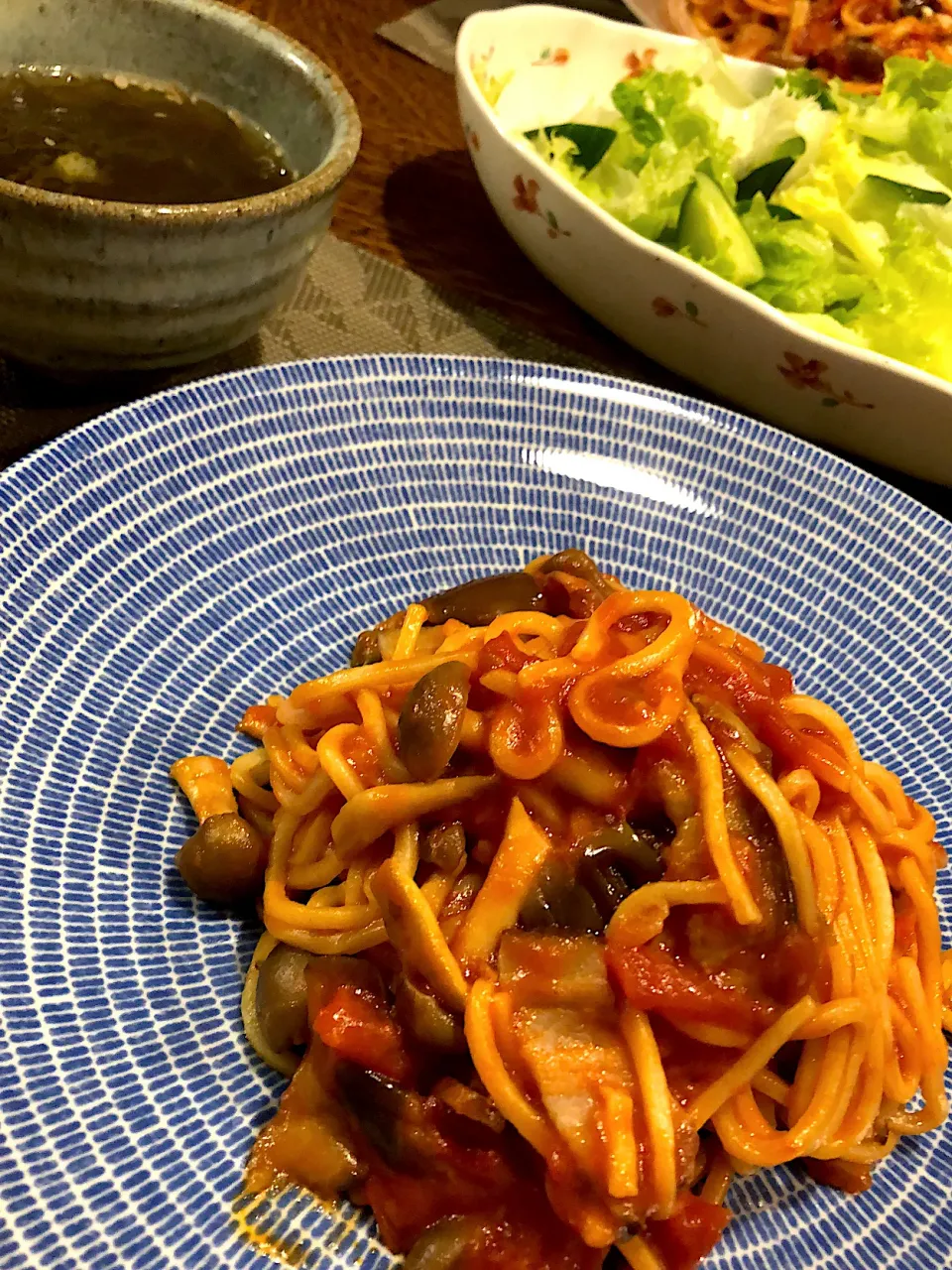 トマトと茄子とベーコンの生パスタ、もずくスープ|amiさん