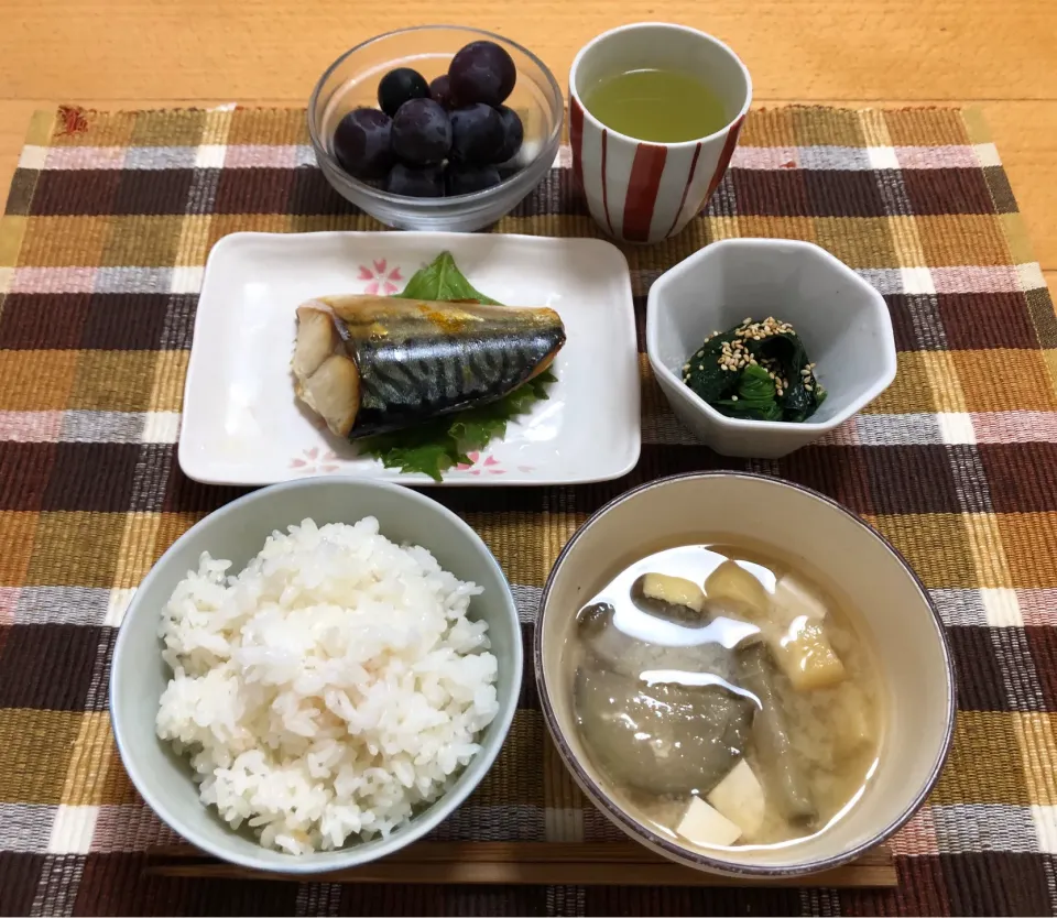 Snapdishの料理写真:#鯖の塩焼き、#ほうれん草のおひたし、#味噌汁（豆腐、あげ、なす）、#巨峰、#玄米茶|tatsuya_kidさん