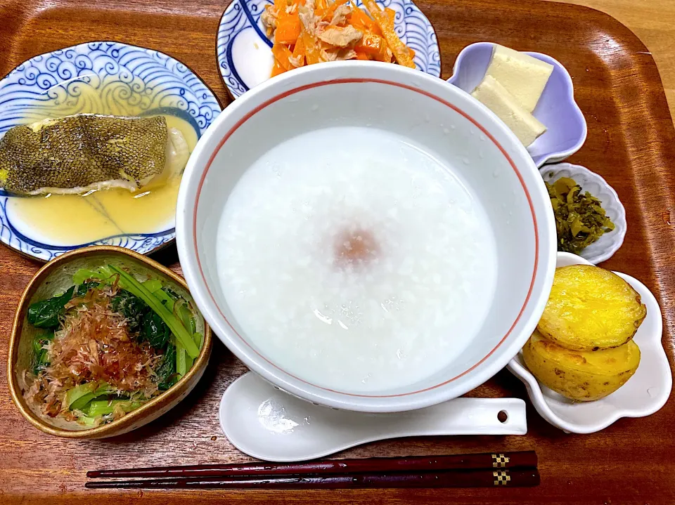 お粥とカレイの煮付けと人参ラペなどなど🍚|かおちゃんさん