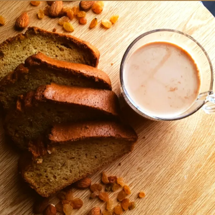 karak Chai ( karak tea ) served with banana cake|Elinaさん