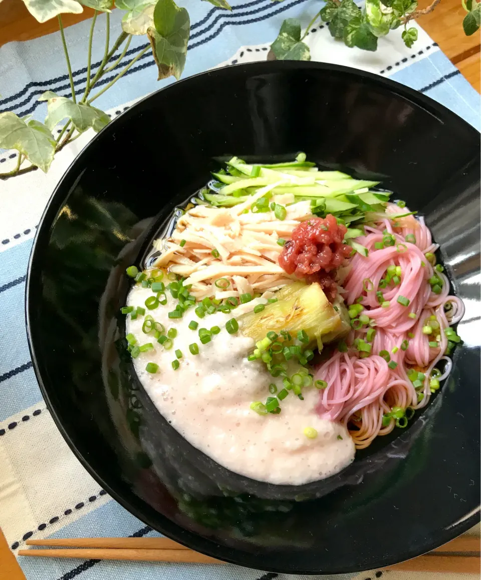 🌻つるりん💦蒸し鶏と焼き茄子🍆の梅トロロそうめん🥢|Hollyさん