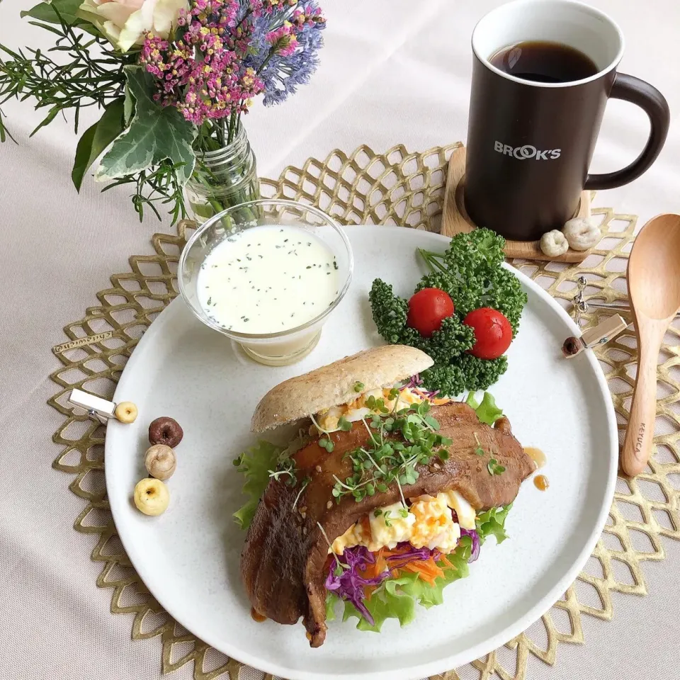 7/17❤︎大きな豚バラ蒲焼き&たまごサラダベーグルサンド🥯冷製ポタージュを添えて🍃|Makinsさん