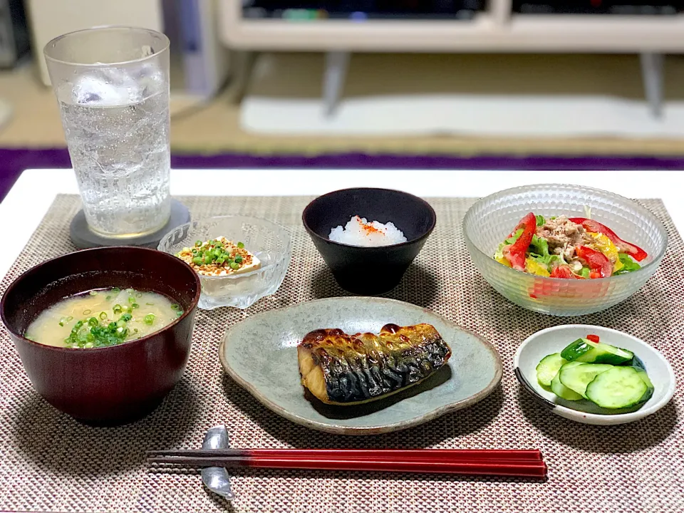 サバの塩焼き、冷奴、サラダ、お味噌汁。|yukiさん