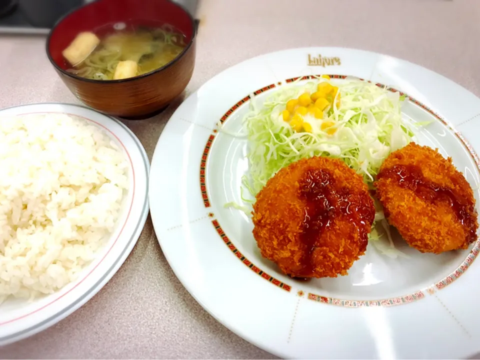 Snapdishの料理写真:カニクリームコロッケ定食 ¥650|Blue Moon Caféさん