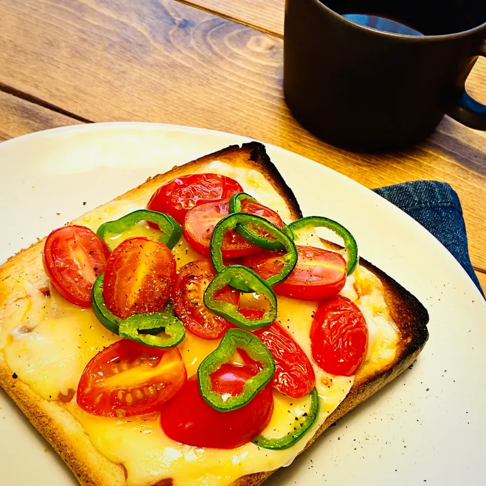 Snapdishの料理写真:夏野菜たっぷりピザトースト|もなかさん