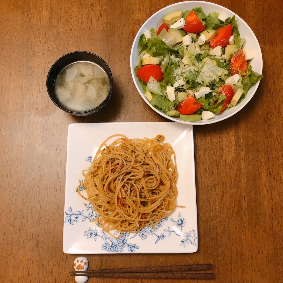 トマトとアボカドとモッツァレラチーズのサラダ、わかめと大根のお味噌汁、ペペロンチーノ|薫子さん