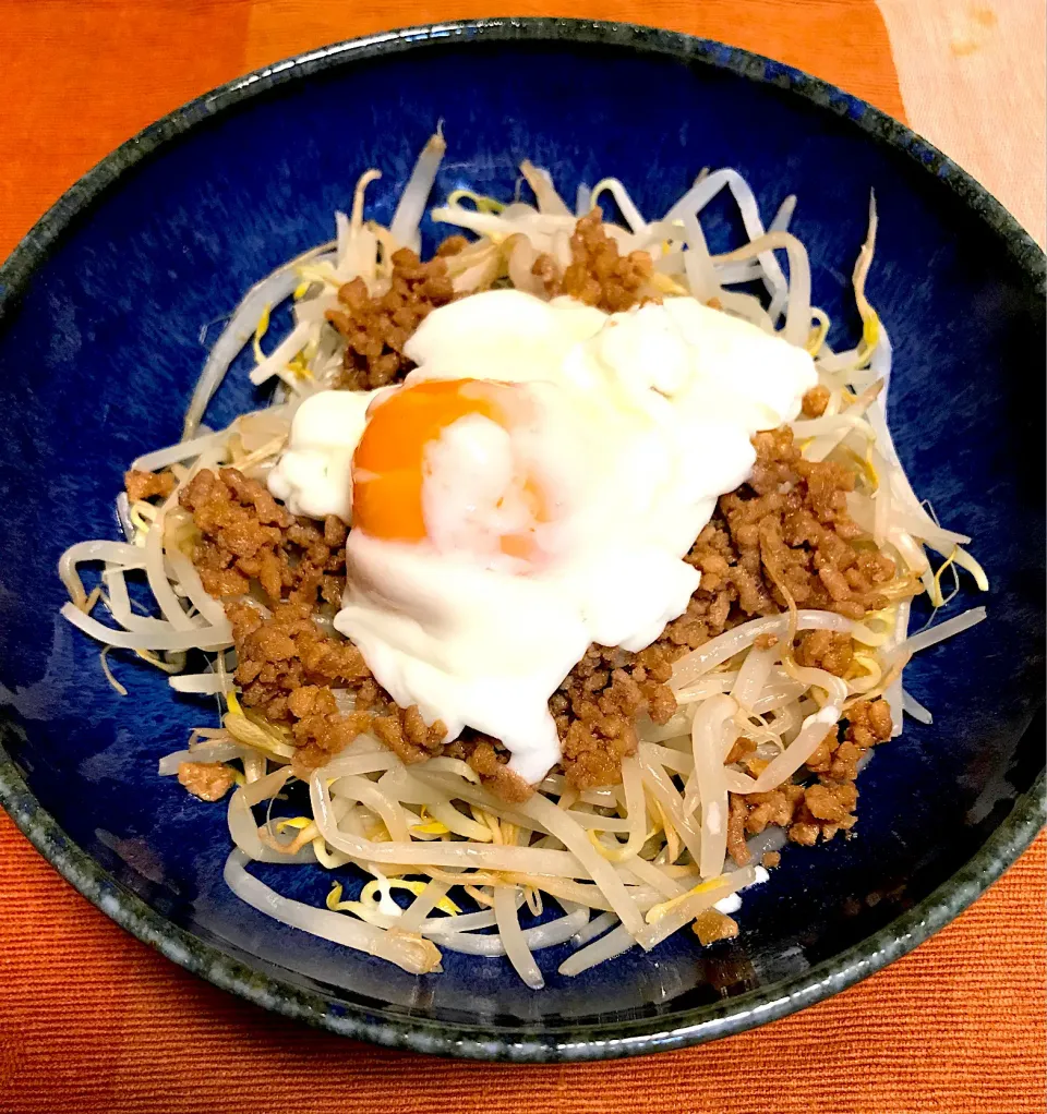 肉味噌温玉もやし|マダムさん