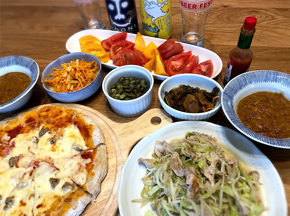 サバ缶カレー　キャロットラペ　茶豆の塩煮　豚バラと野菜炒め　お取り寄せピザ|じゅんさんさん