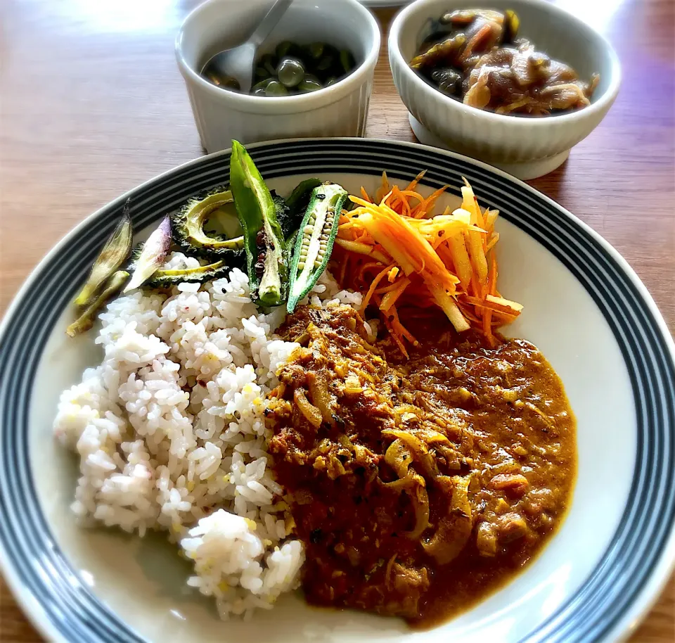 サバ缶カレー　キャロットラペ　茶豆の塩煮|じゅんさんさん