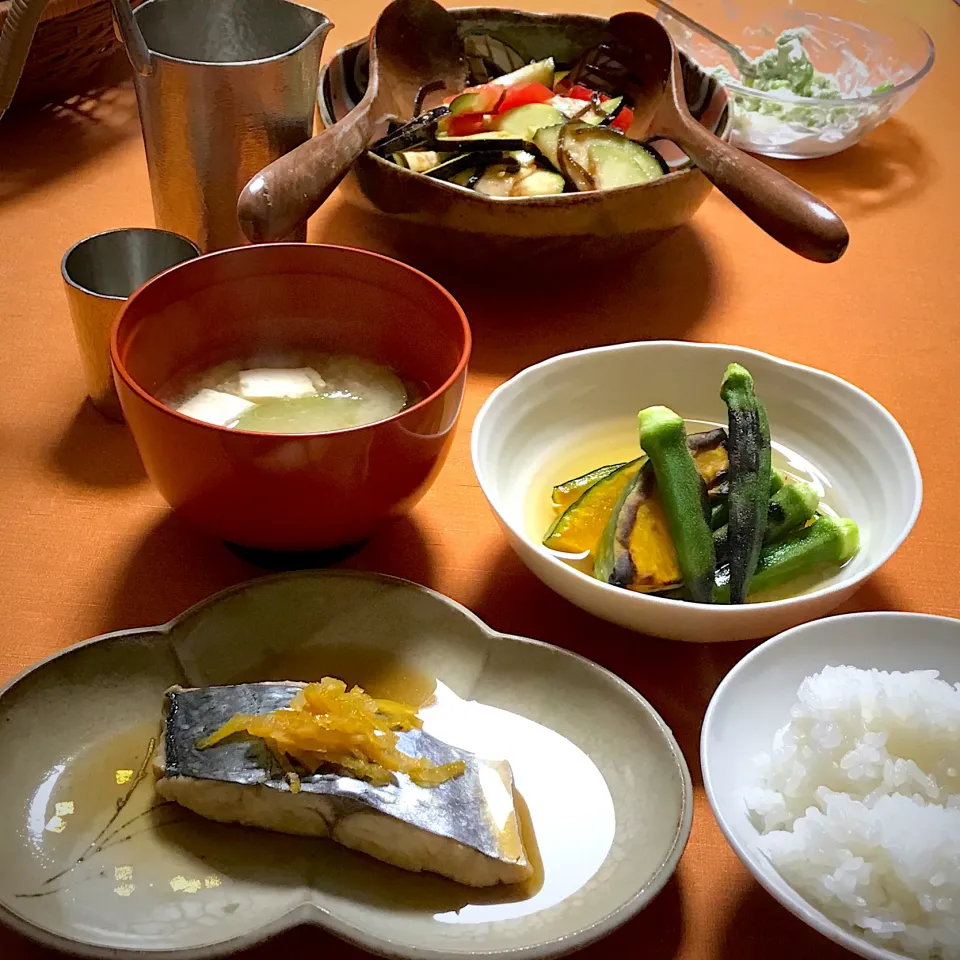 鰆の煮付け柚子風味、オクラと南瓜の焼き浸し、水茄子の塩昆布和え、枝豆クリームチーズ|ゼニコさん