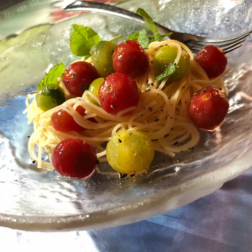 Snapdishの料理写真:カラフルトマトの冷たいパスタ|アズフラさん