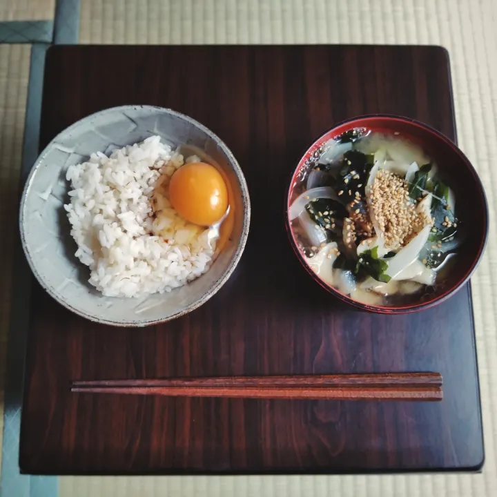 具沢山味噌汁と卵で朝ご飯|omotoさん