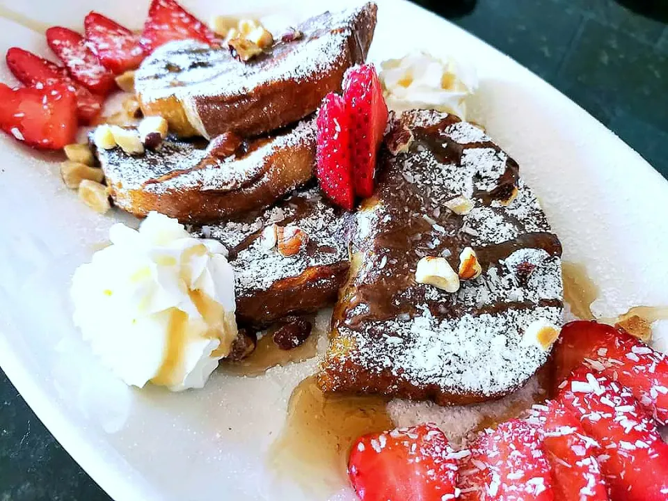 Snapdishの料理写真:Nutella French Toast with Strawberries, coconut, and hazelnuts|Jbunny Caféさん