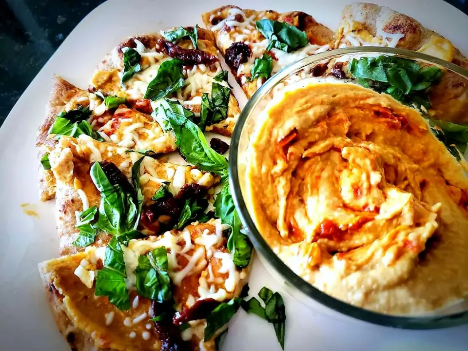 Naan with Roasted Red Pepper Hummus, sun dried tomato, mozzarella, and fresh basil|Jbunny Caféさん