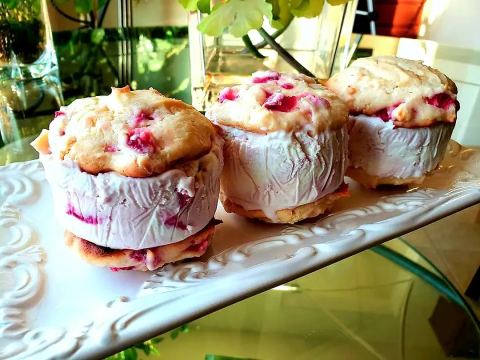 Strawberry white chocolate ice cream sammies with freshly baked cookies.|Jbunny Caféさん