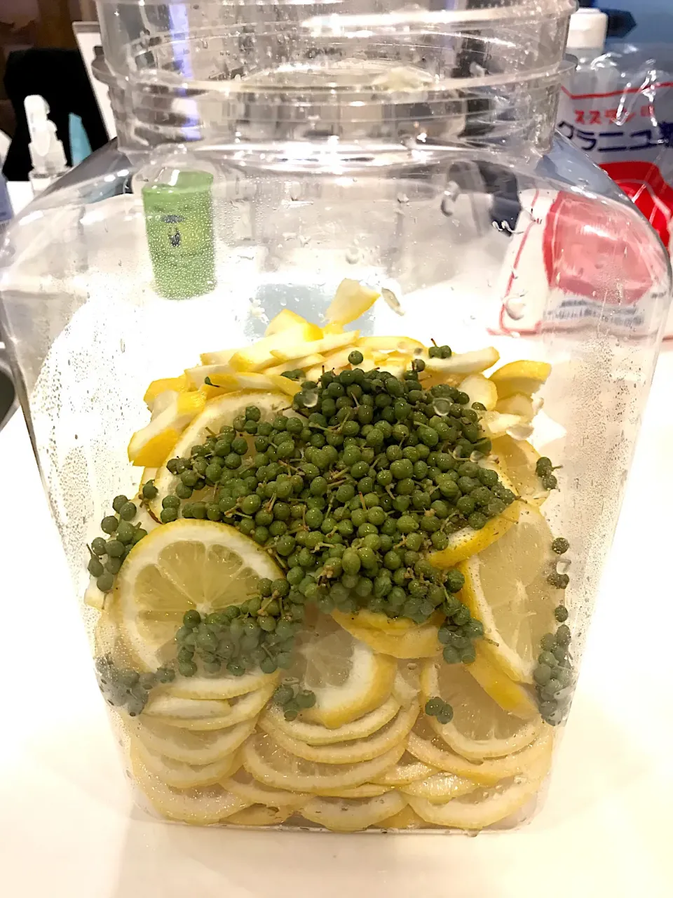 Snapdishの料理写真:ミネラル醗酵ドリンク🥤　レモン🍋と実山椒　パンチの効いたドリンクになる筈です‼️|annexさん