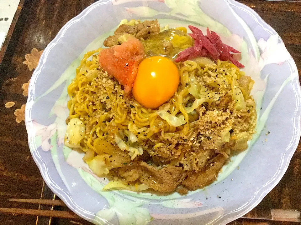 Snapdishの料理写真:サッポロ一番豚骨塩ラーメン　アレンジ　焼きラーメン|detsuyoさん