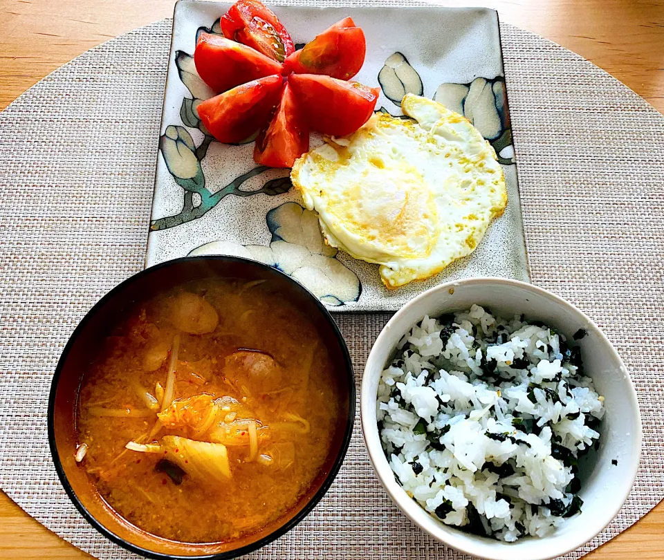 ワカメご飯とキムチのお味噌汁|Tomooomiさん