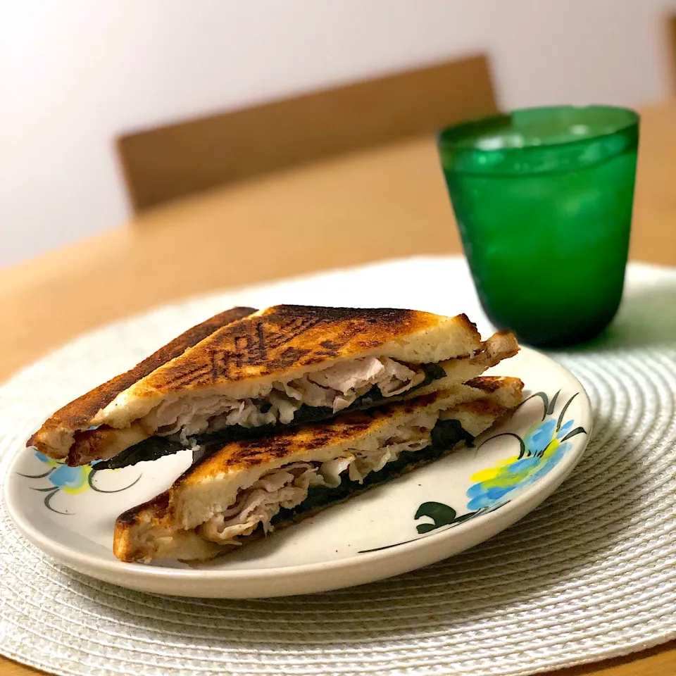 Toasted Sandwich with boiled pork／豚しゃぶとえごまの葉のホットサンド,ピーナッツソース🌿|angiee♡さん