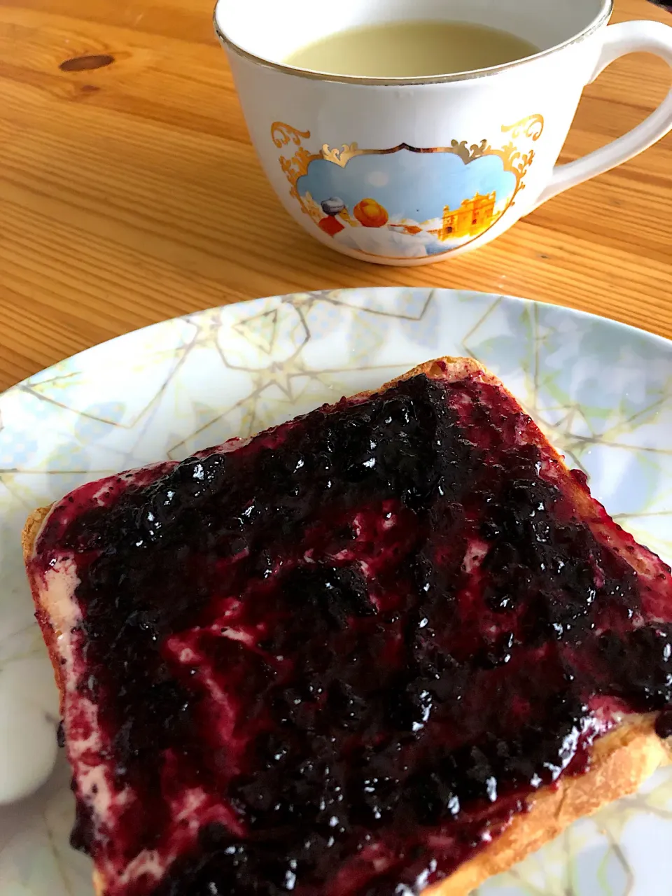 Snapdishの料理写真:Almond butter and blueberry jam on toast with pear juice 🍐|MissYumYumさん