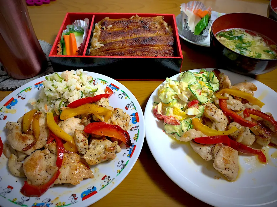 今日の男飯絆は、
若鶏のスパイシーガーリック焼きときゅうりとおからのヘルシーサラダ(パートさんから頂き物)と自作サラダ(^-^)/とうな重とsoup(^^♪|ひーちゃんさん