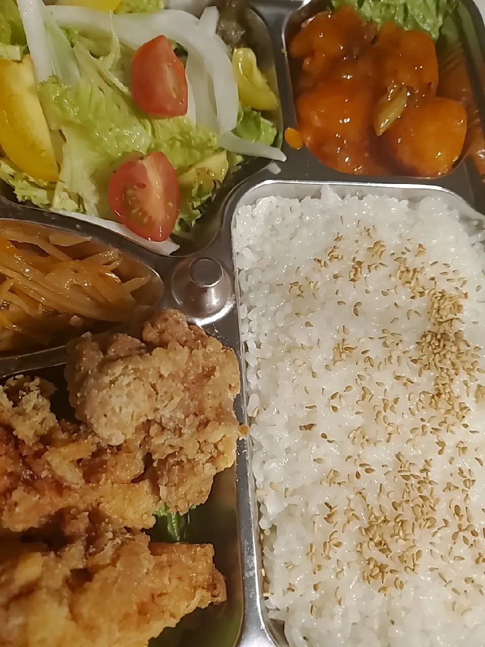 鶏唐揚げ&エビチリ弁当  700円   #午後バル  #鹿児島  #天文館|ワッタケカズオさん