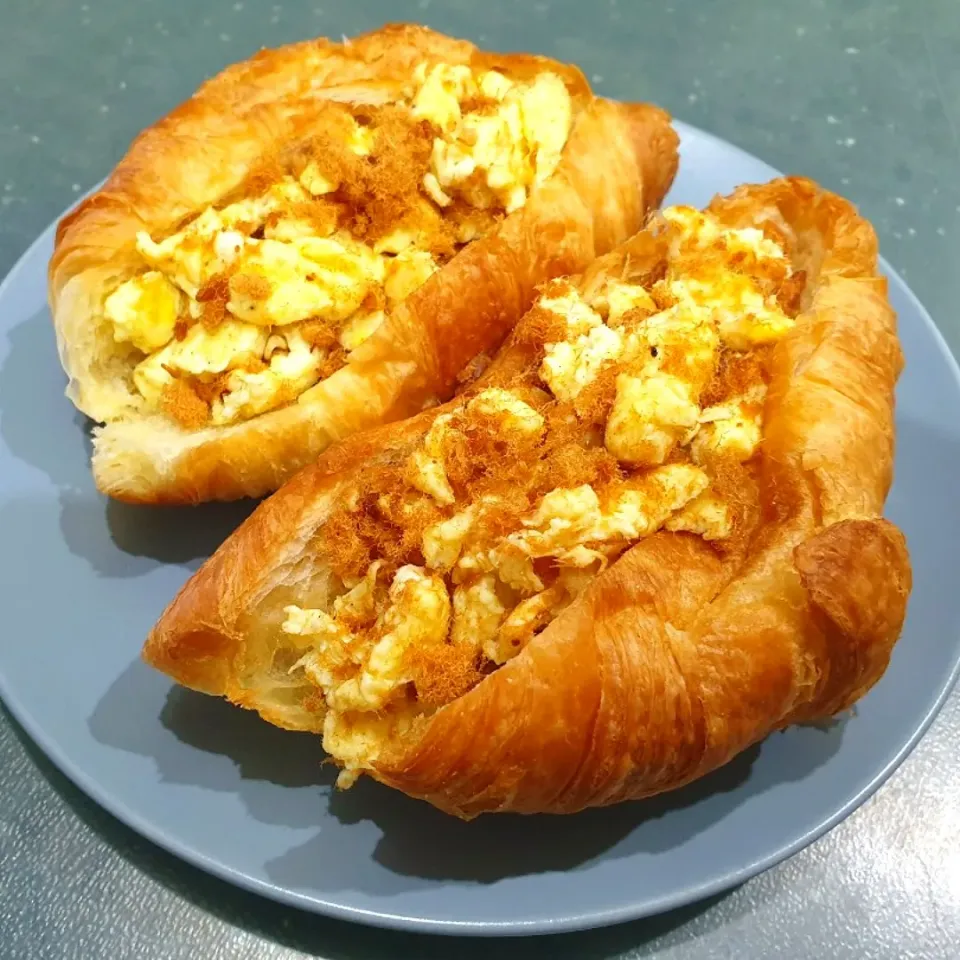 Snapdishの料理写真:Breakfast @ Scramble Egg Croissants|envymaqueenさん