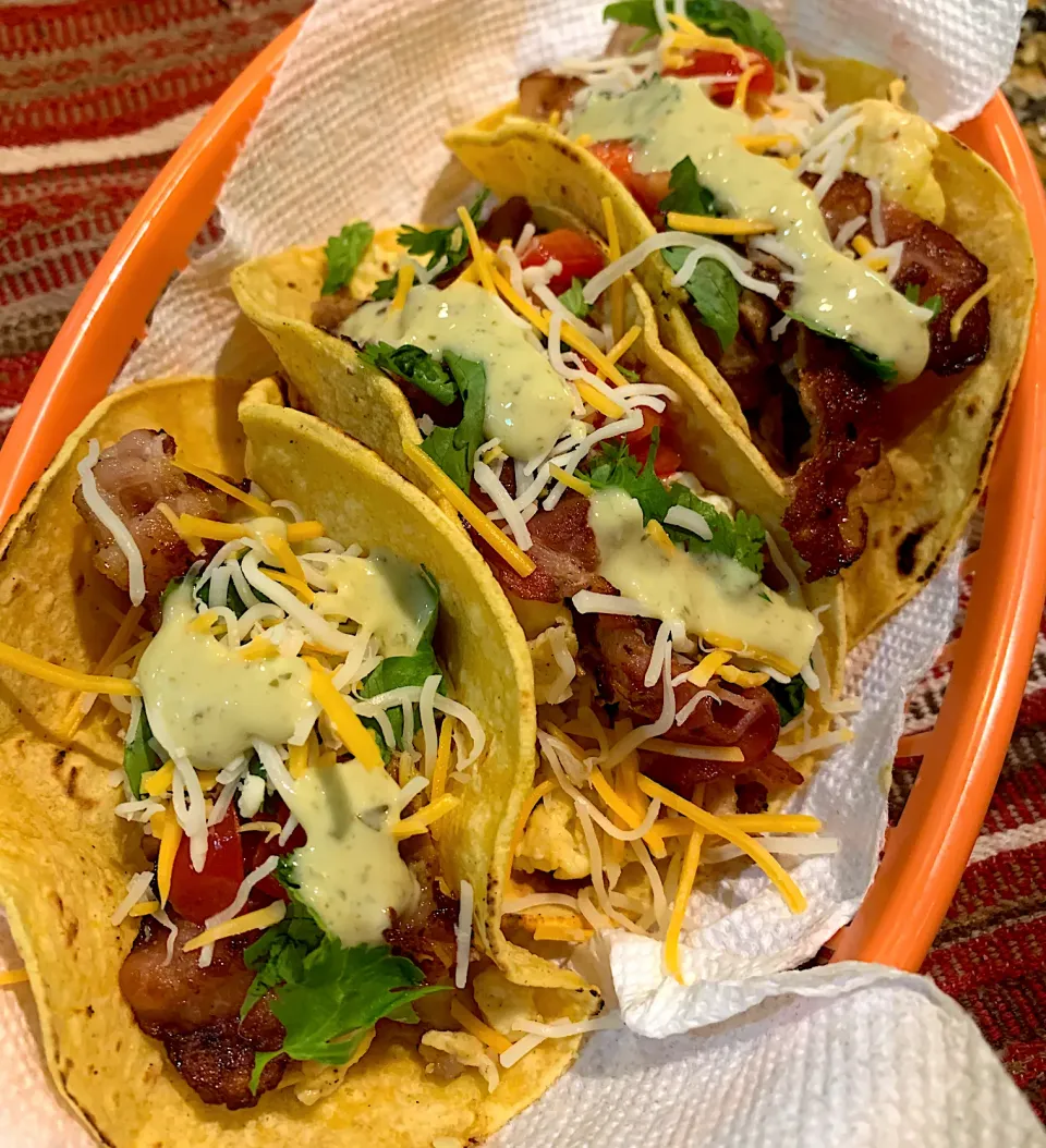 Chicken Tacos 🌮 topped with bacon 🥓 and Cilantro Avocado 🥑 Lime Crema Sauce|Alma's Home Kitchenさん