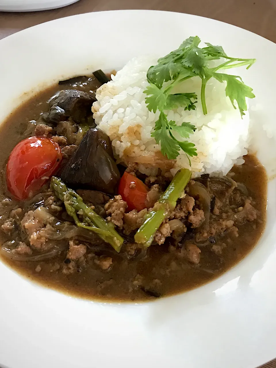 夏野菜と挽肉のカレー　クローブとシナモンとジンジャー多めココナツオイルとランペとベランダ栽培のカレーリーフ香る辛め|カピバラおやじさん