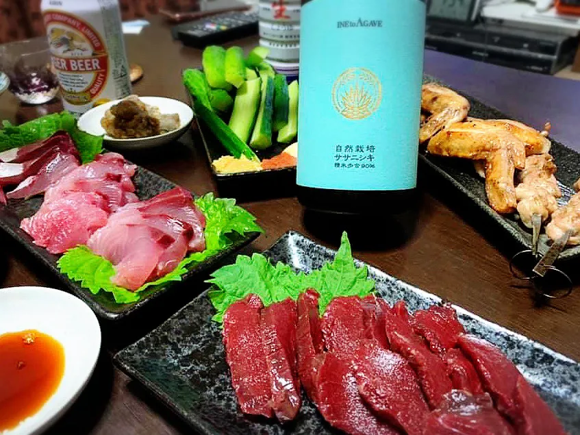 Snapdishの料理写真:限定800本の高級日本酒🍶と共に、地場産馬刺し・釣りたてハマチ・採れたてきゅうり🥒などなどの自宅居酒屋✨|桃実さん