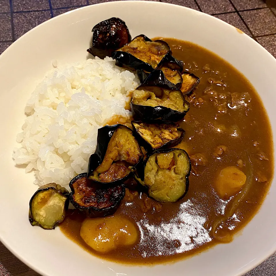 焼きナスのせカレーライス|なつこさん