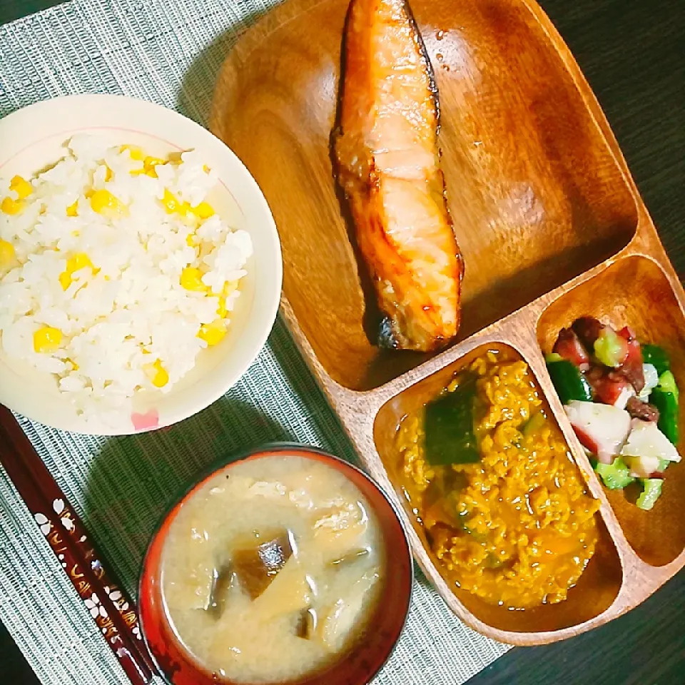 とうもろこしご飯、ナスと油揚げの味噌汁、鮭の塩麹焼き、かぼちゃのカレーそぼろ餡、たたききゅうりとタコの塩ダレ和え|サトリさん