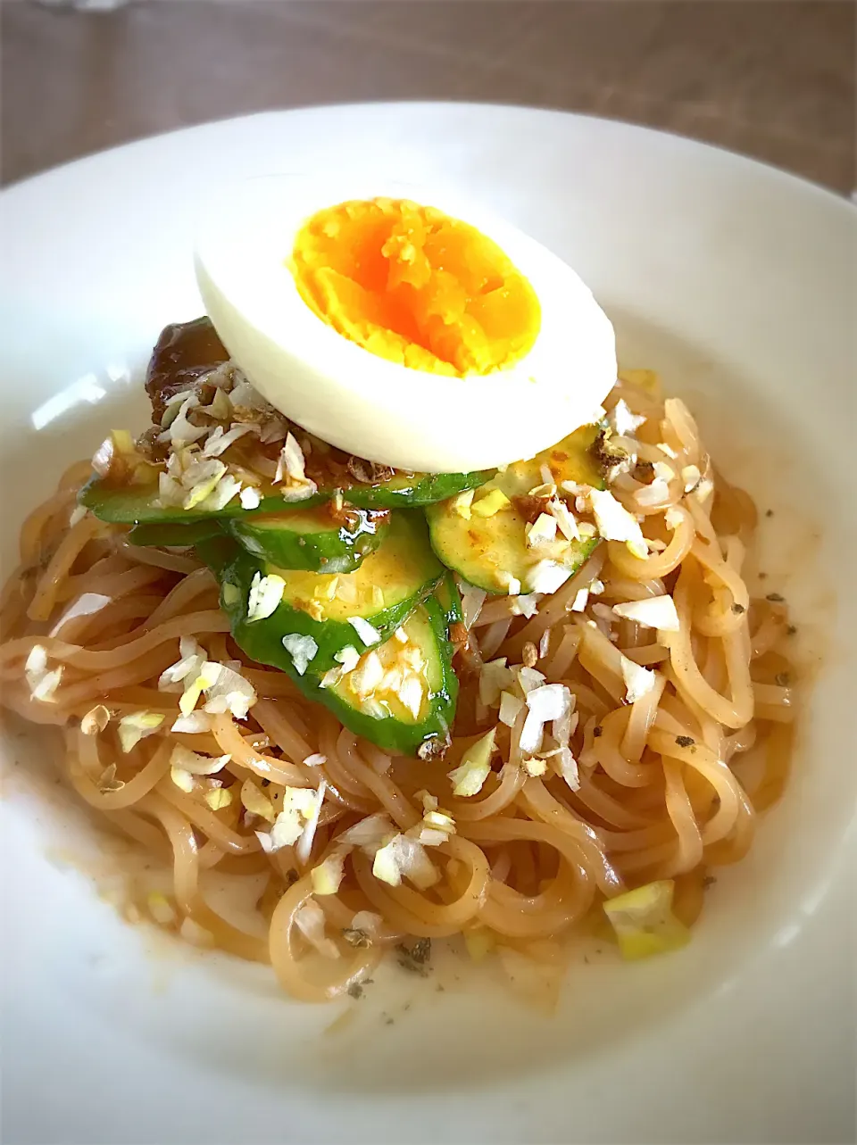 茹で卵と胡瓜と白葱載っけビビン麺（戸田久いわて盛岡袋麺）|カピバラおやじさん