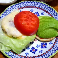 Snapdishの料理写真:ハンバーガーになれる気がしないアボカドレタストマトチーズバーガー|こよーてさん