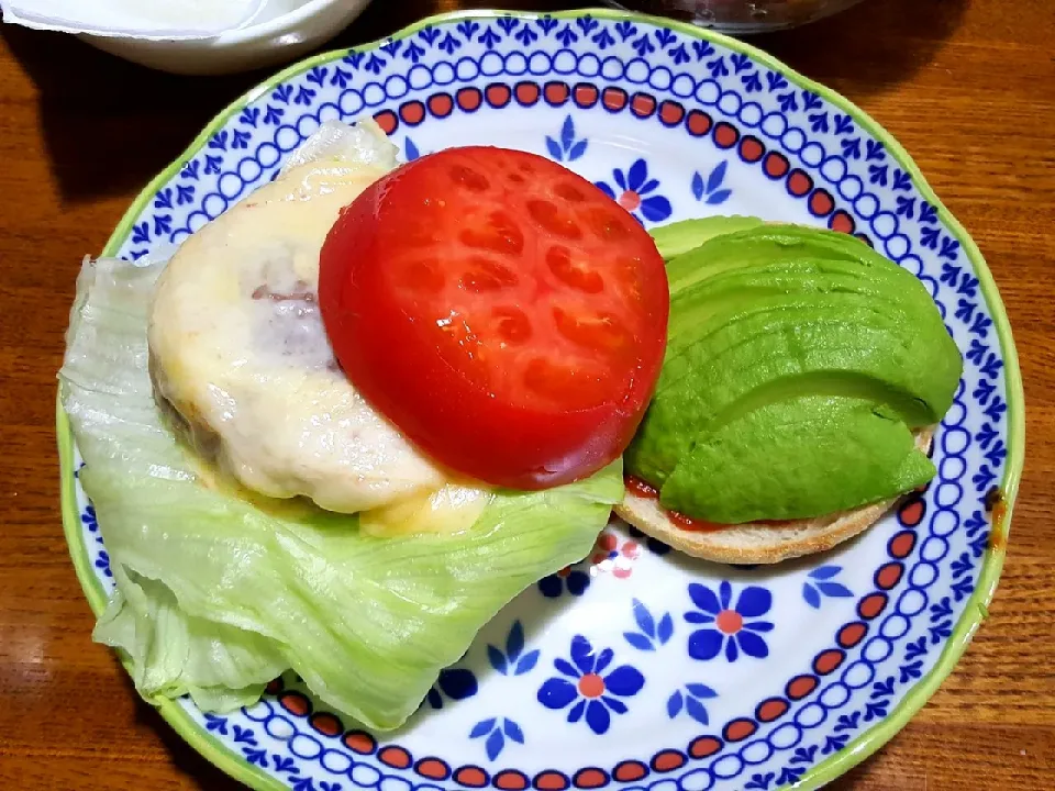 ハンバーガーになれる気がしないアボカドレタストマトチーズバーガー|こよーてさん