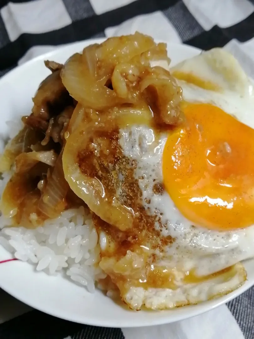 豚の生姜焼き丼目玉のっけ|sunnyさん