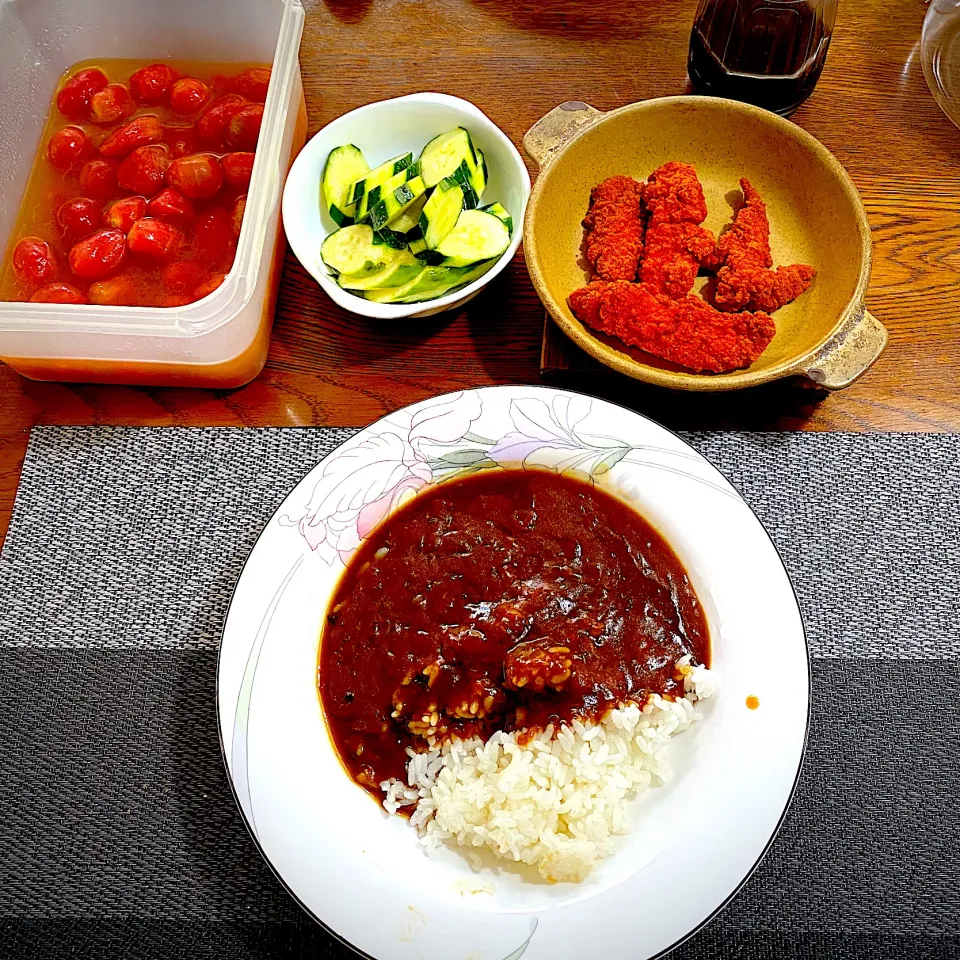 レトルトカレー、レッドホットチキン、トマトマリネ、胡瓜|yakinasuさん