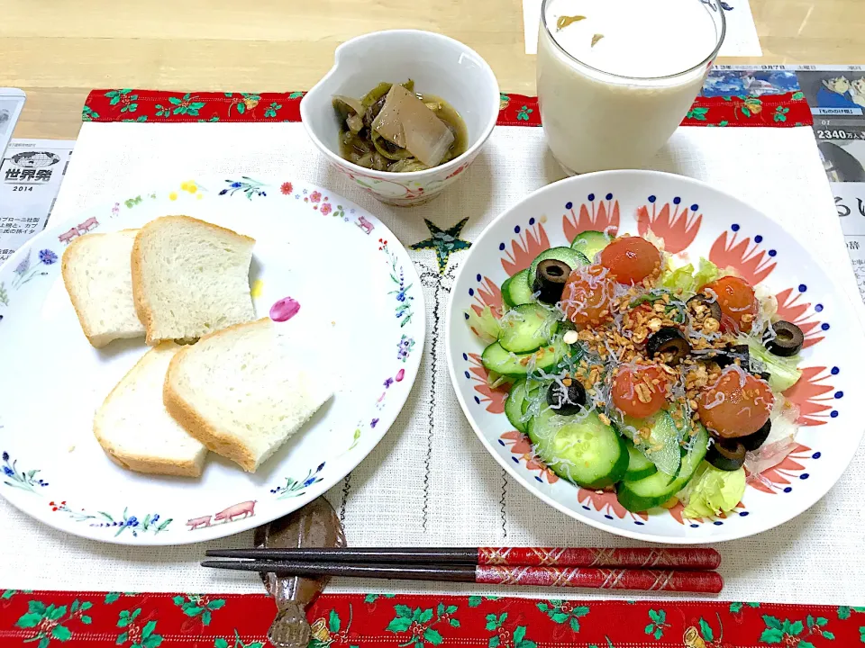 お庭のお茄子の炊いたんとマリネトマトのサラダと焼き立て食パン|まりこ🌻さん