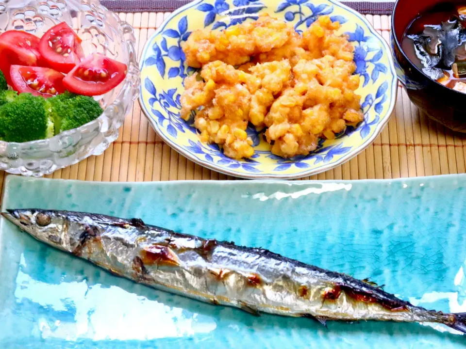 晩ご飯　焼き魚(サンマ)  とうもろこしの天ぷら　ブロッコリーとトマトのサラダ　豆腐とわかめの赤だし味噌汁|ROSE & ROSEさん