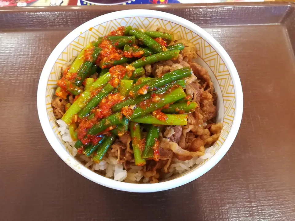 久しぶりにすき家😸
ニンニクの芽牛丼～✨|深夜特急fさん