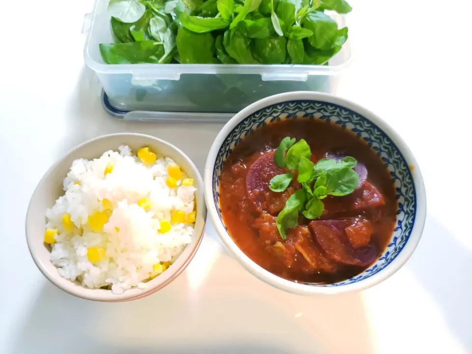 Snapdishの料理写真:ビーツを使ってカレー風味のボルシチ。
とうもろこしご飯。|nokorinさん