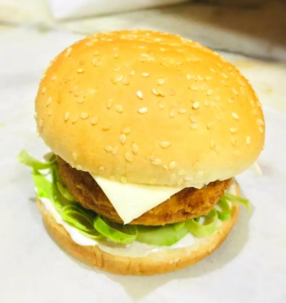 Easy Bite's Chiken Cheese Burger|shahidさん