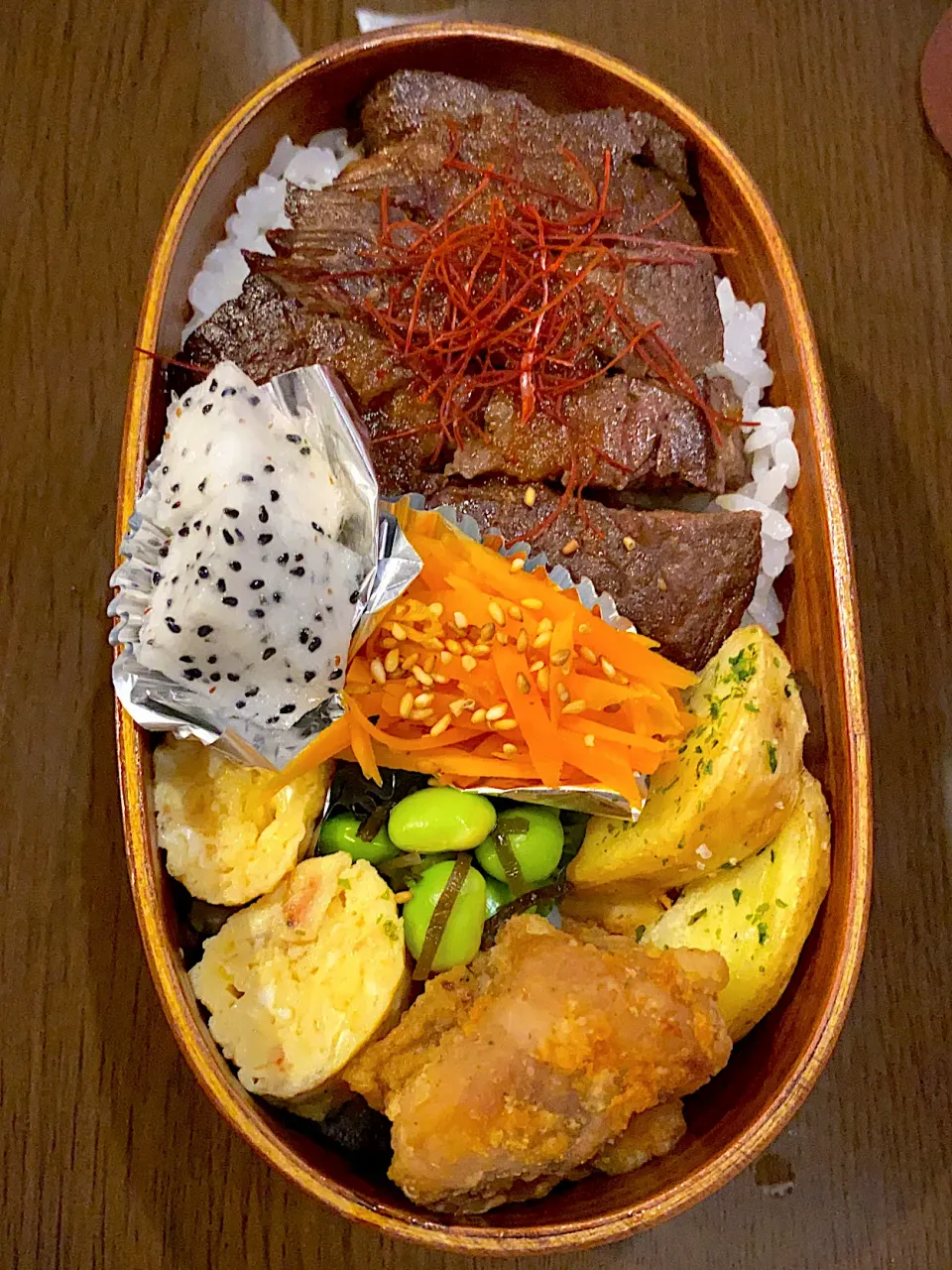 Snapdishの料理写真:お弁当🍱　ビーフステーキ　糸唐辛子　鶏塩唐揚げ　ポテトフライ　青海苔　干し海老の出し巻き卵　枝豆の昆布和え　キャロットラペ　煎り白胡麻　ドラゴンフルーツ|ch＊K*∀o(^^*)♪さん