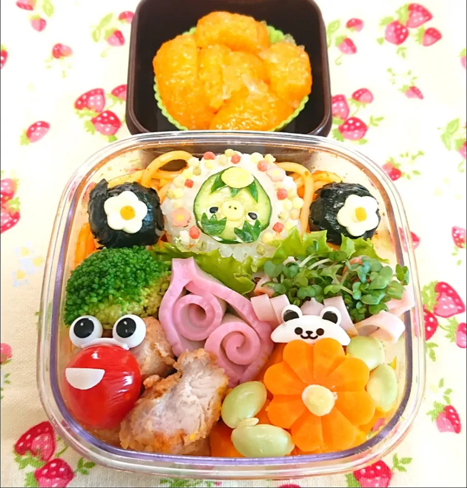 ナポリタンスパゲティの上に きゅうりのカッパちゃん弁当❤️|みちゅあしさん