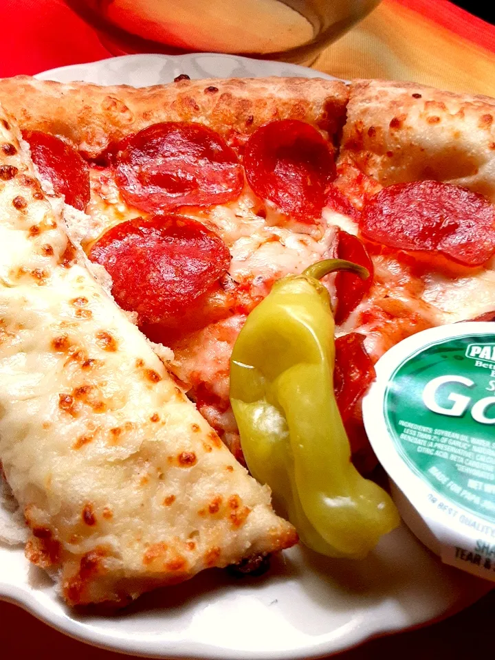 Papa John's Pepperoni pizza, Garlic, Bread Stick, Hot Pepper|Hannah Muscaraさん