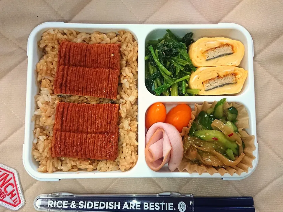 🌸うな次郎を使った うな重風弁当🌸です～～✩.*˚꙳✩｡
 
丑の日には1日早いけど 💦
玉子焼も う巻き です(^^;|クロ母さんさん