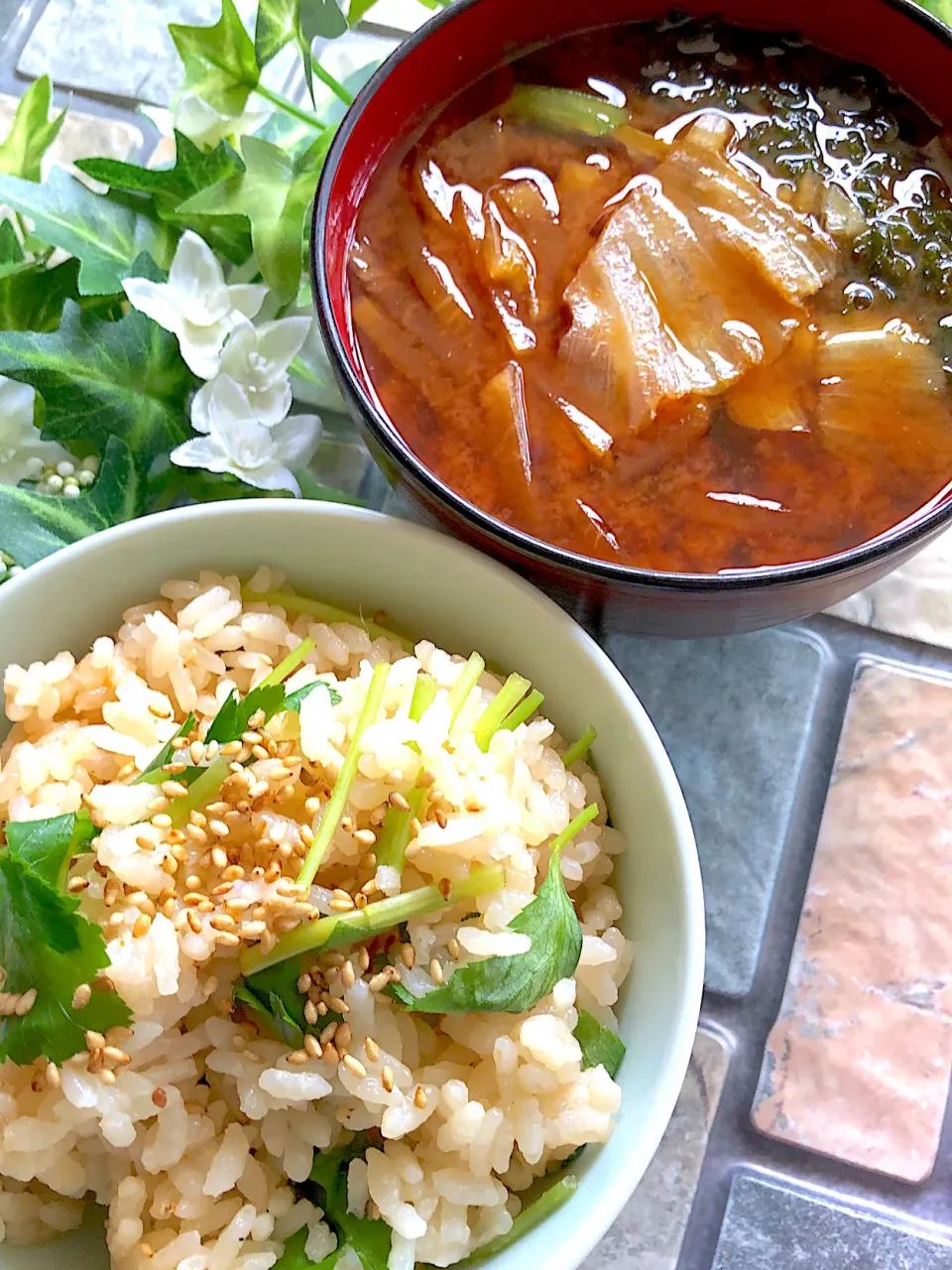 Snapdishの料理写真:甘鯛の出汁の炊き込みご飯とレタスの味噌汁|みゆきさん