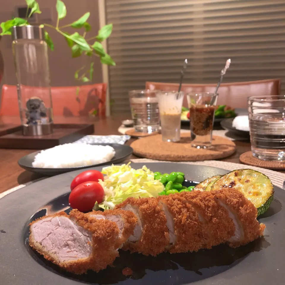 Snapdishの料理写真:採れたてズッキーニのグリルもヒレカツも柔らか〜い😍OSMIOのトマト🍅も柔らかく甘く、夏の恵みに感謝✨✨|madamwongtableさん